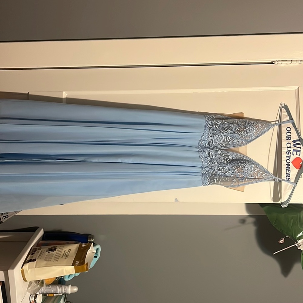 Faviana prom dress fits size 6 altered to fit 5’4 height